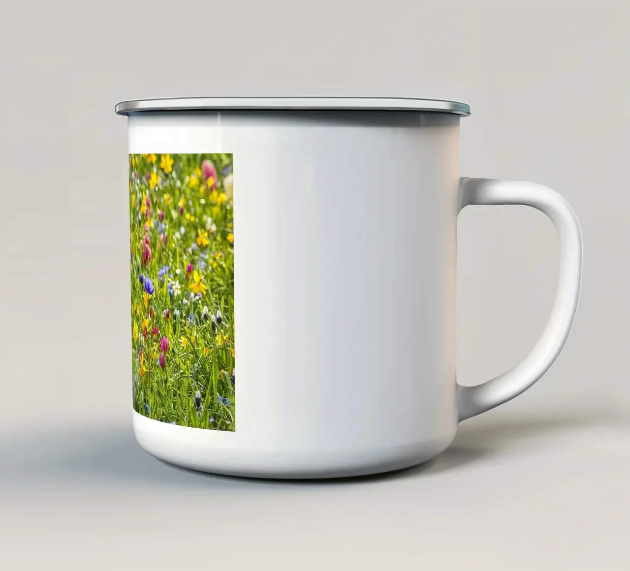 A Symphony of Color: Field of Mixed Flowers tazza in smalto da Curious Collections by Marielle Leenders
