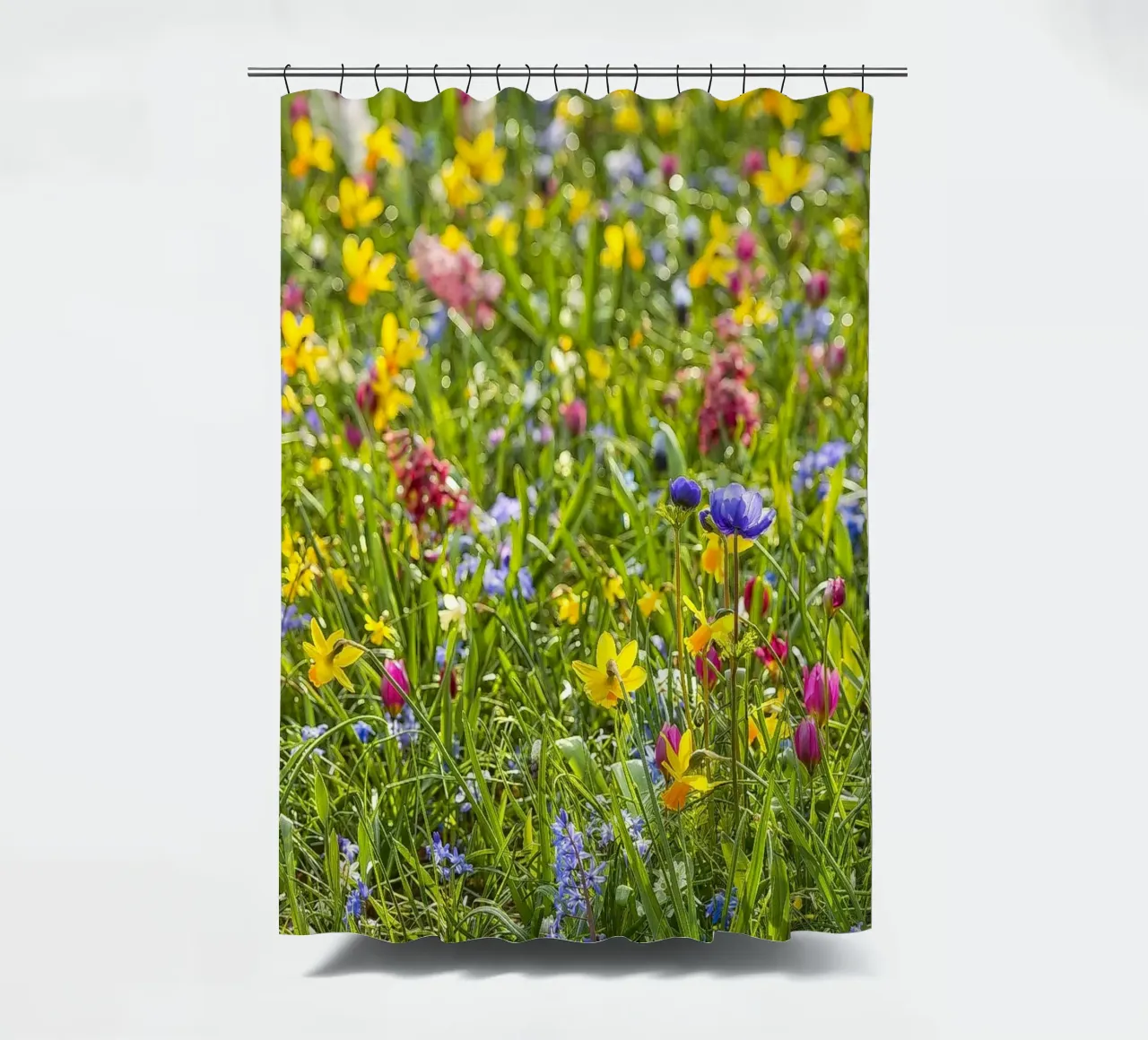A Symphony of Color: Field of Mixed Flowers tenda da doccia da Curious Collections by Marielle Leenders
