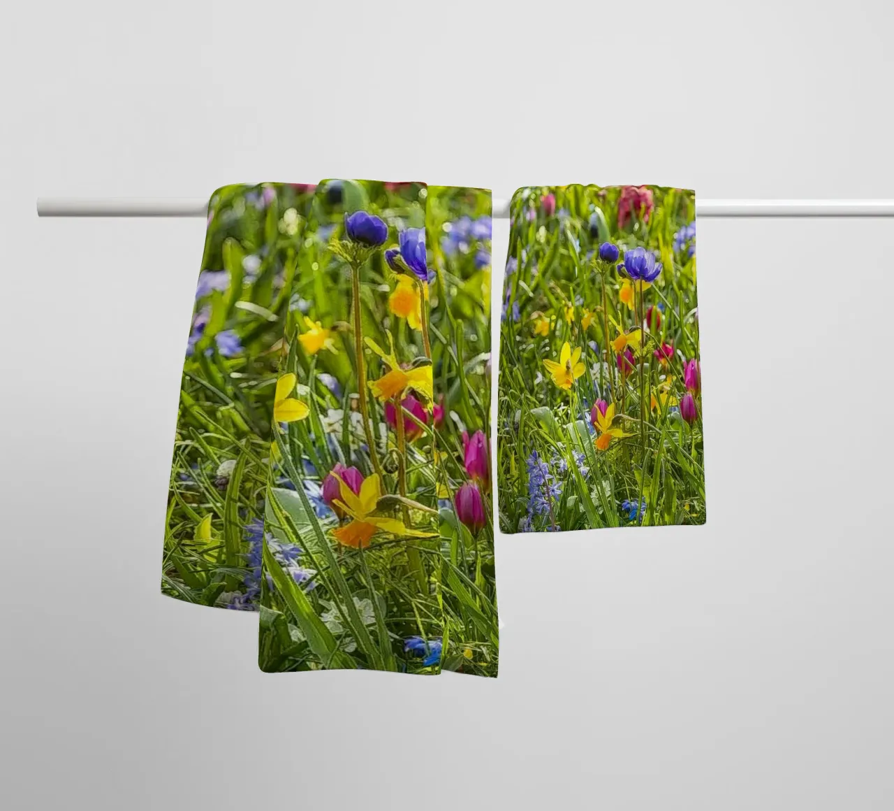 A Symphony of Color: Field of Mixed Flowers asciugamano da bagno da Curious Collections by Marielle Leenders