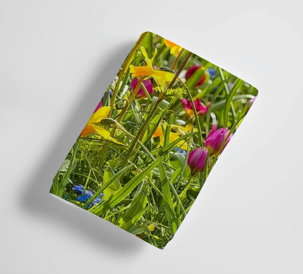 A Symphony of Color: Field of Mixed Flowers asciugamano da bagno da Curious Collections by Marielle Leenders