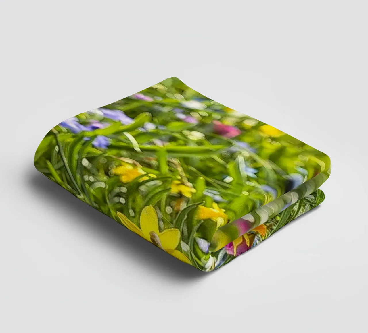 A Symphony of Color: Field of Mixed Flowers asciugamano da bagno da Curious Collections by Marielle Leenders