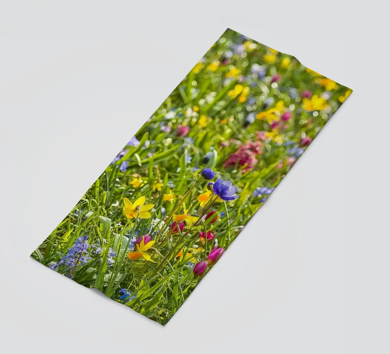 A Symphony of Color: Field of Mixed Flowers telo mare da Curious Collections by Marielle Leenders