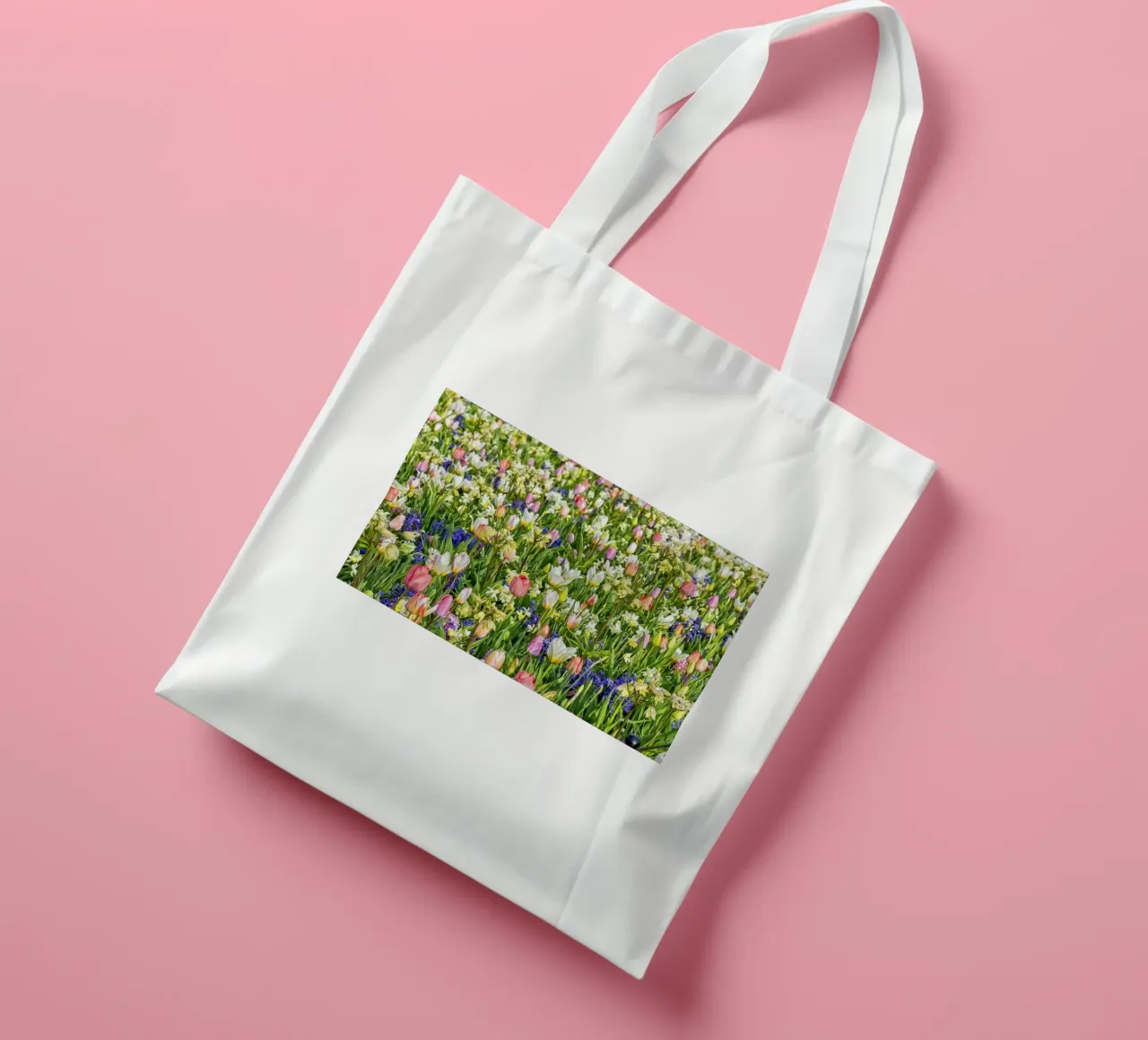 A Springtime Dream: Mixed Flower Field with Tulips and Hyaci borsa in juta da Curious Collections by Marielle Leenders