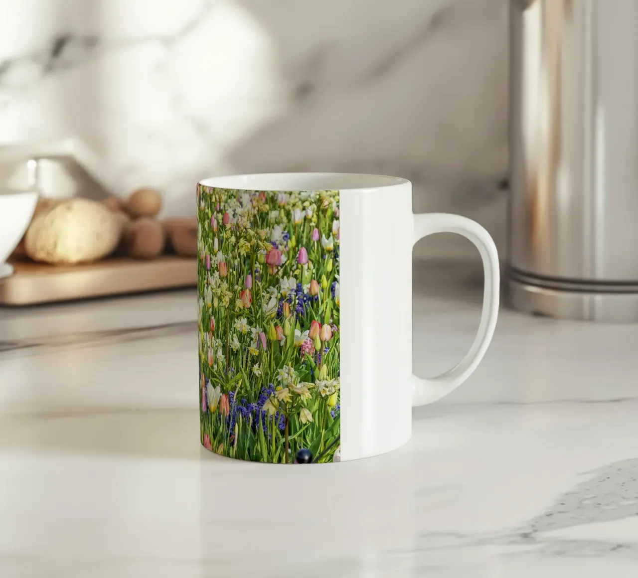 A Springtime Dream: Mixed Flower Field with Tulips and Hyaci tazza in ceramica da Curious Collections by Marielle Leenders