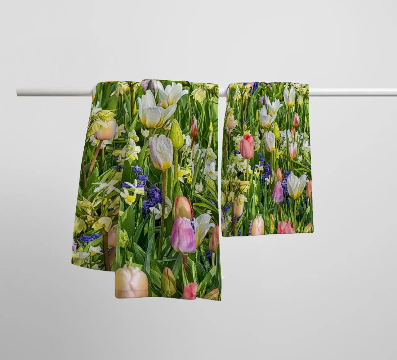 A Springtime Dream: Mixed Flower Field with Tulips and Hyaci asciugamano da bagno da Curious Collections by Marielle Leenders