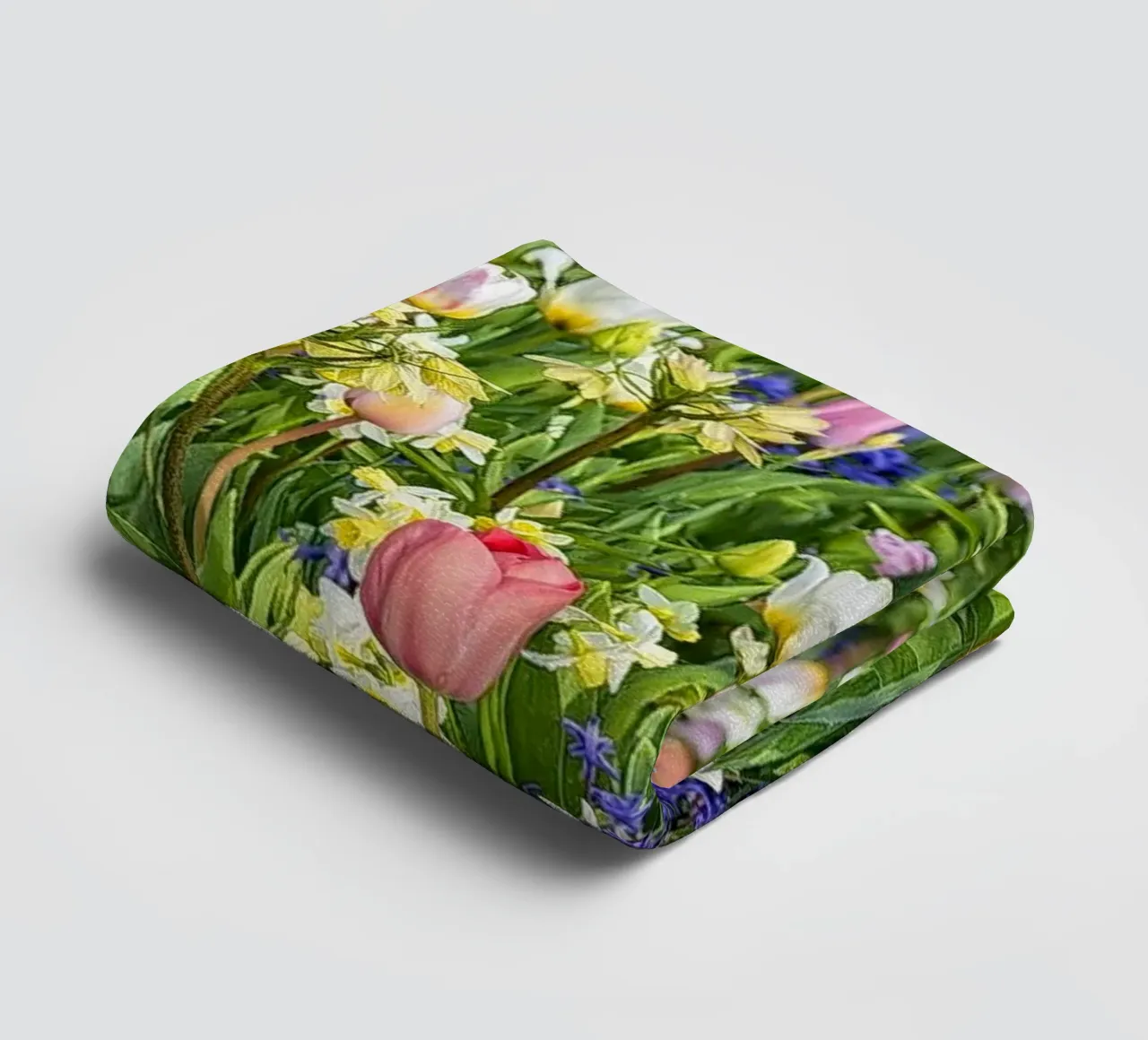 A Springtime Dream: Mixed Flower Field with Tulips and Hyaci asciugamano da bagno da Curious Collections by Marielle Leenders
