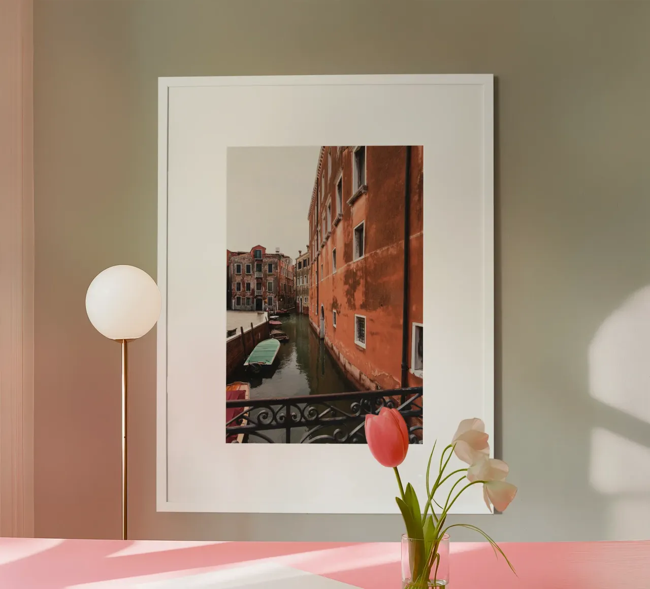 Casa rossa e gondole su un canale di Venezia carta hahnemühle da Lisa Jureczko Arts Illustration