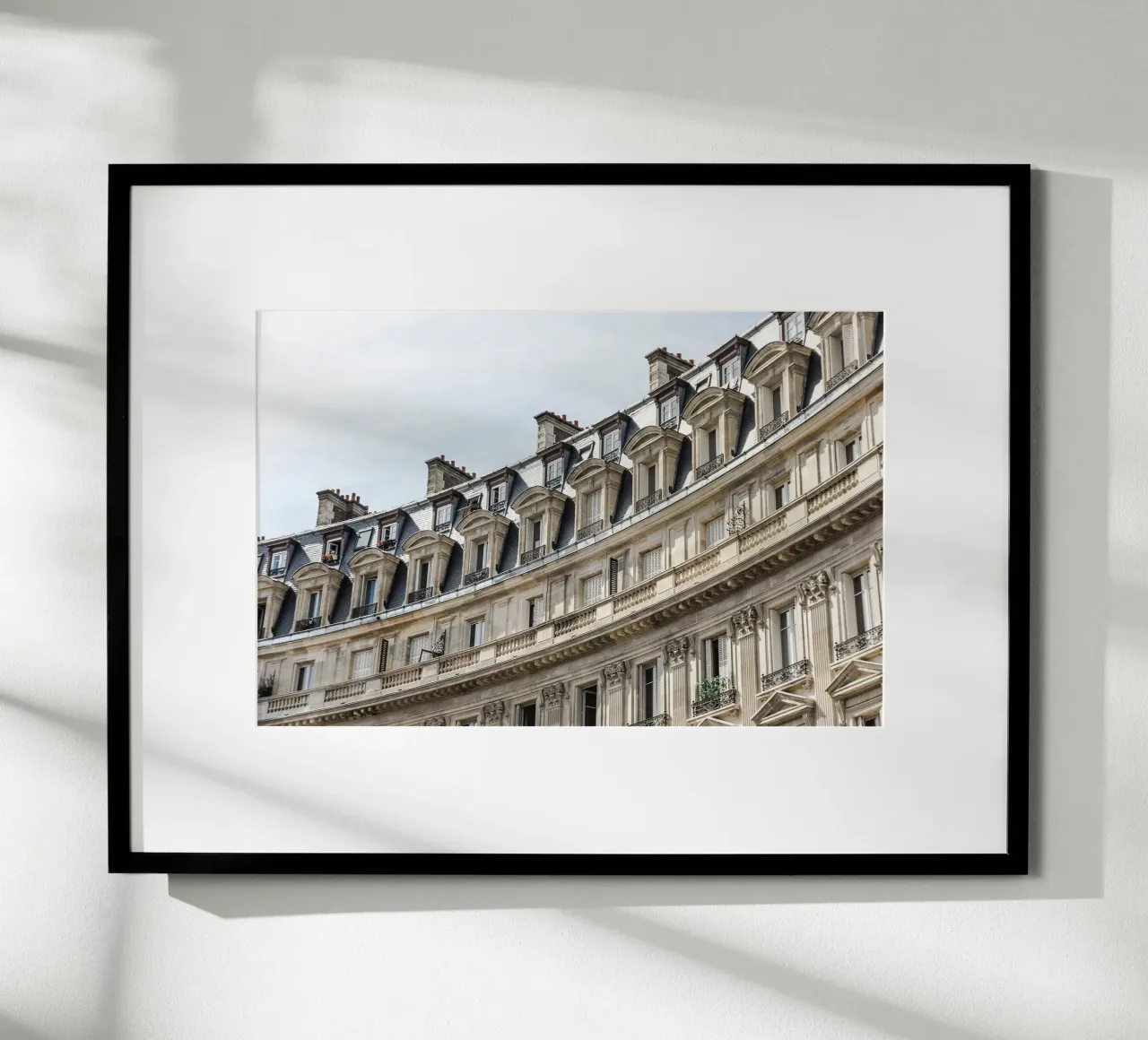 Casa storica a Parigi, Francia poster con telaio in alluminio da Lisa Jureczko Arts Illustration
