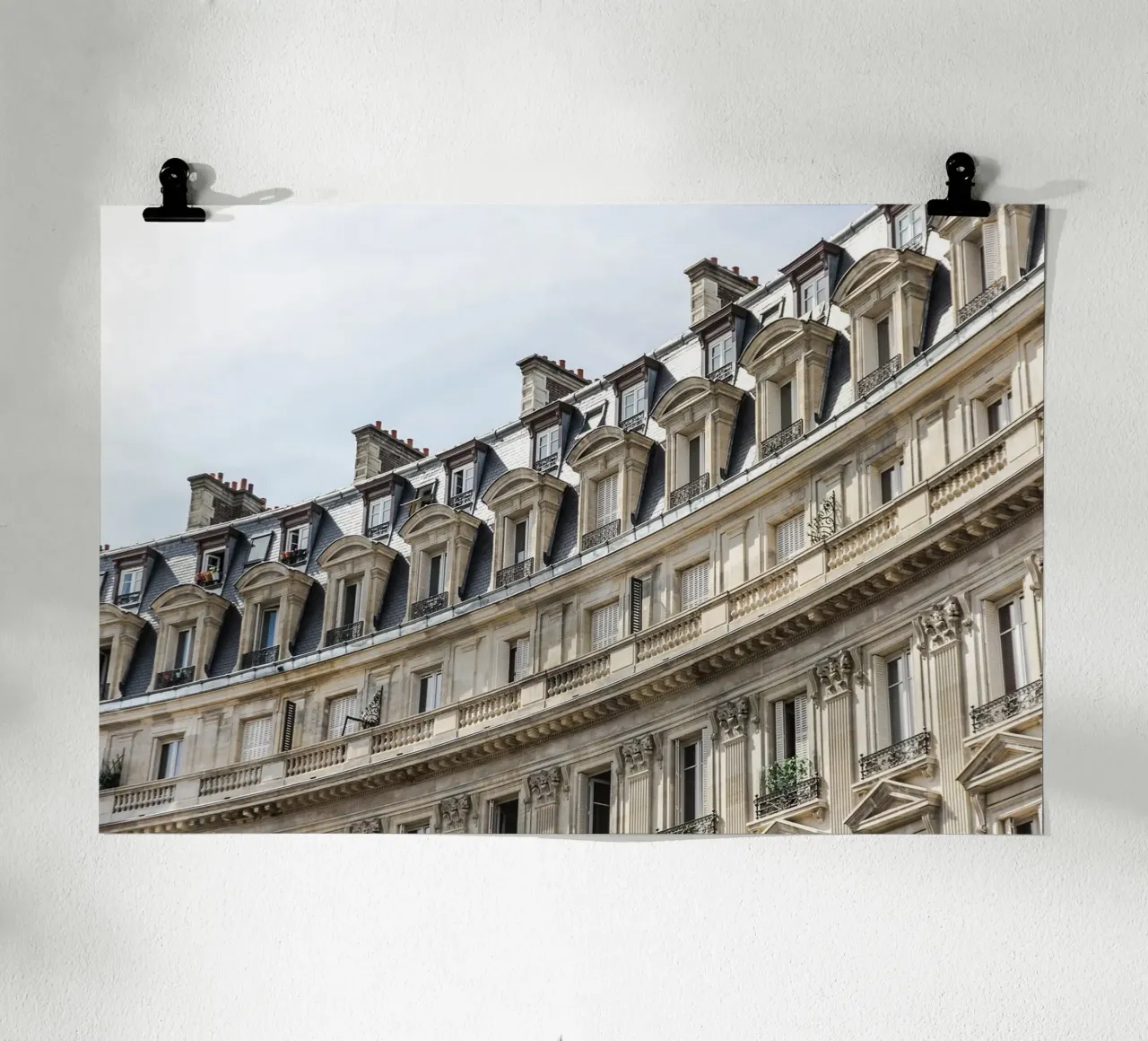 Casa storica a Parigi, Francia poster con telaio in alluminio da Lisa Jureczko Arts Illustration