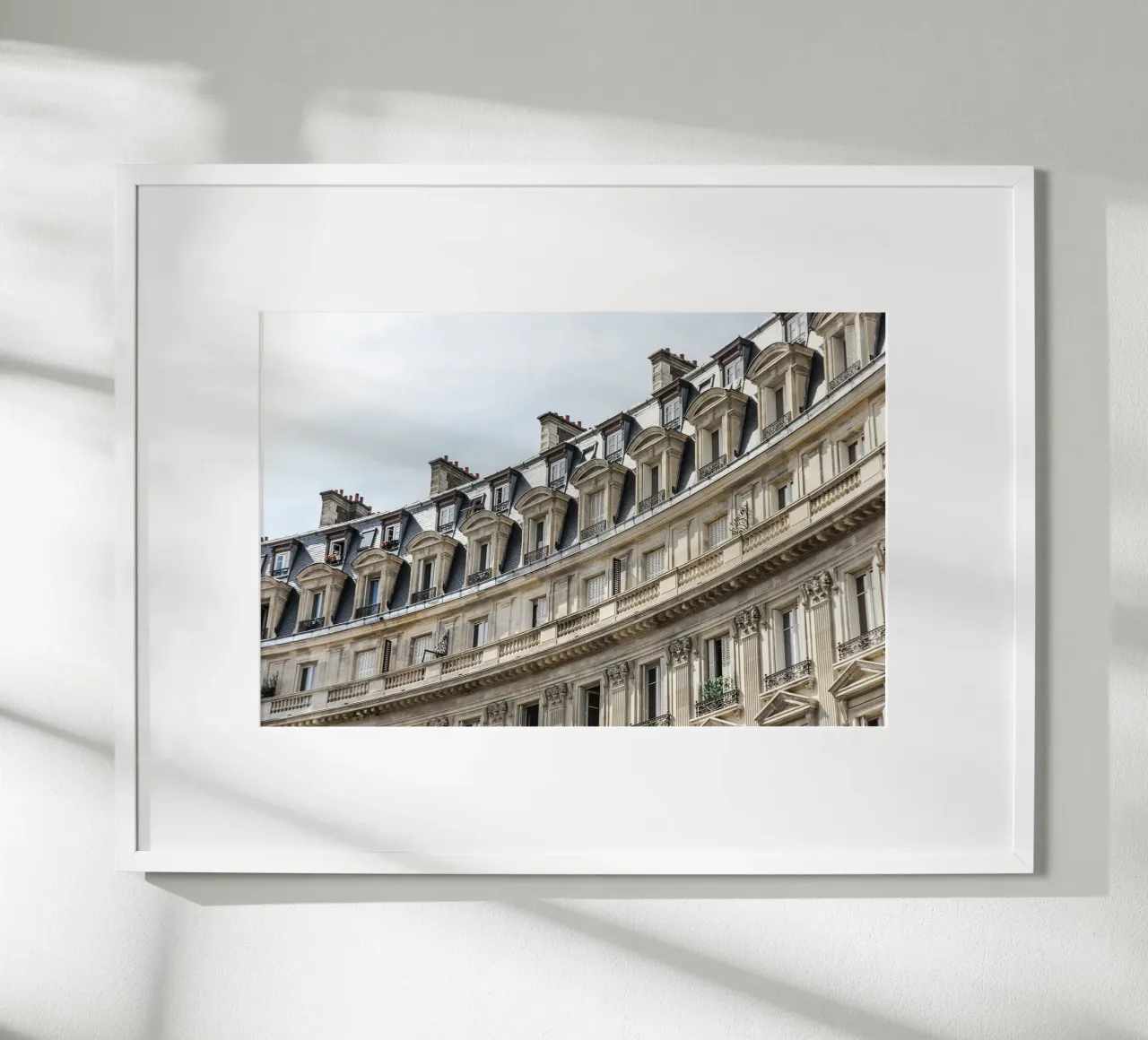 Casa storica a Parigi, Francia poster con telaio in alluminio da Lisa Jureczko Arts Illustration