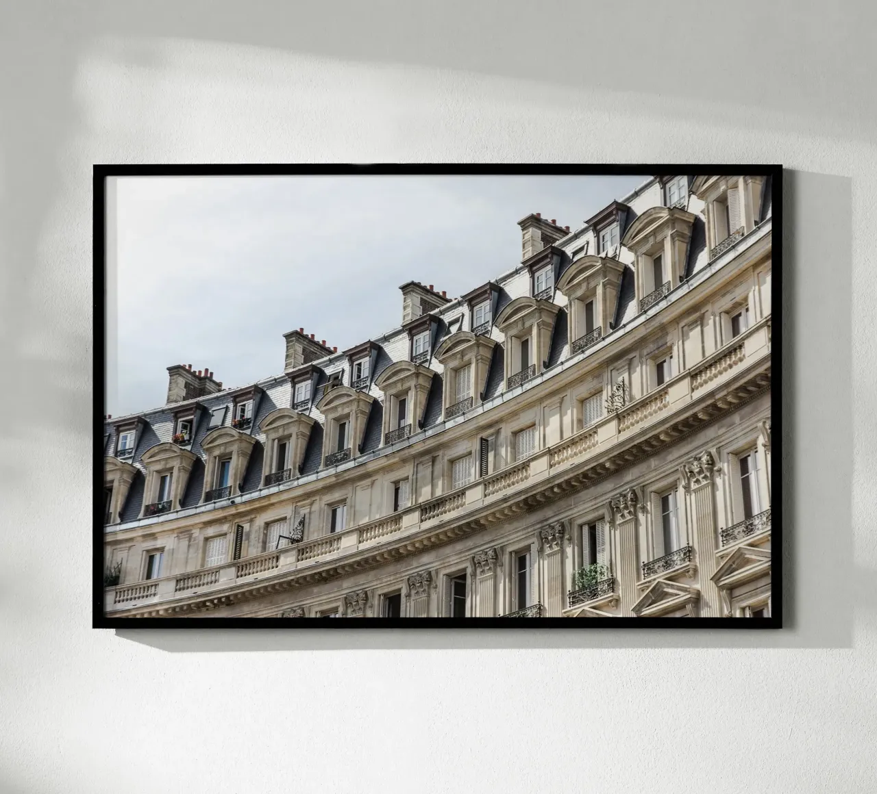 Casa storica a Parigi, Francia poster con telaio in alluminio da Lisa Jureczko Arts Illustration