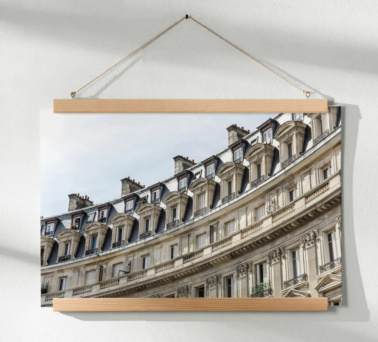 Casa storica a Parigi, Francia poster con telaio in alluminio da Lisa Jureczko Arts Illustration