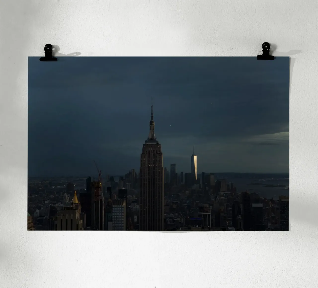Lo skyline di New York nella luce della sera carta hahnemühle da Lisa Jureczko Arts Illustration