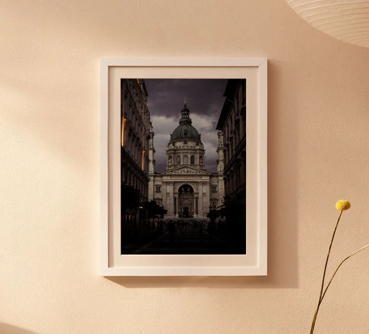 Budapest di notte, Basilica di Santo Stefano, Ungheria poster con telaio in alluminio da Lisa Jureczko Arts Illustration