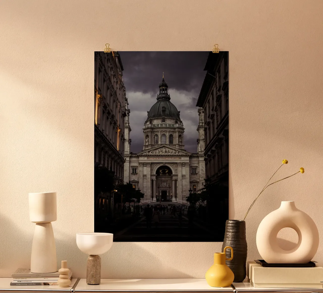 Budapest di notte, Basilica di Santo Stefano, Ungheria poster con telaio in alluminio da Lisa Jureczko Arts Illustration
