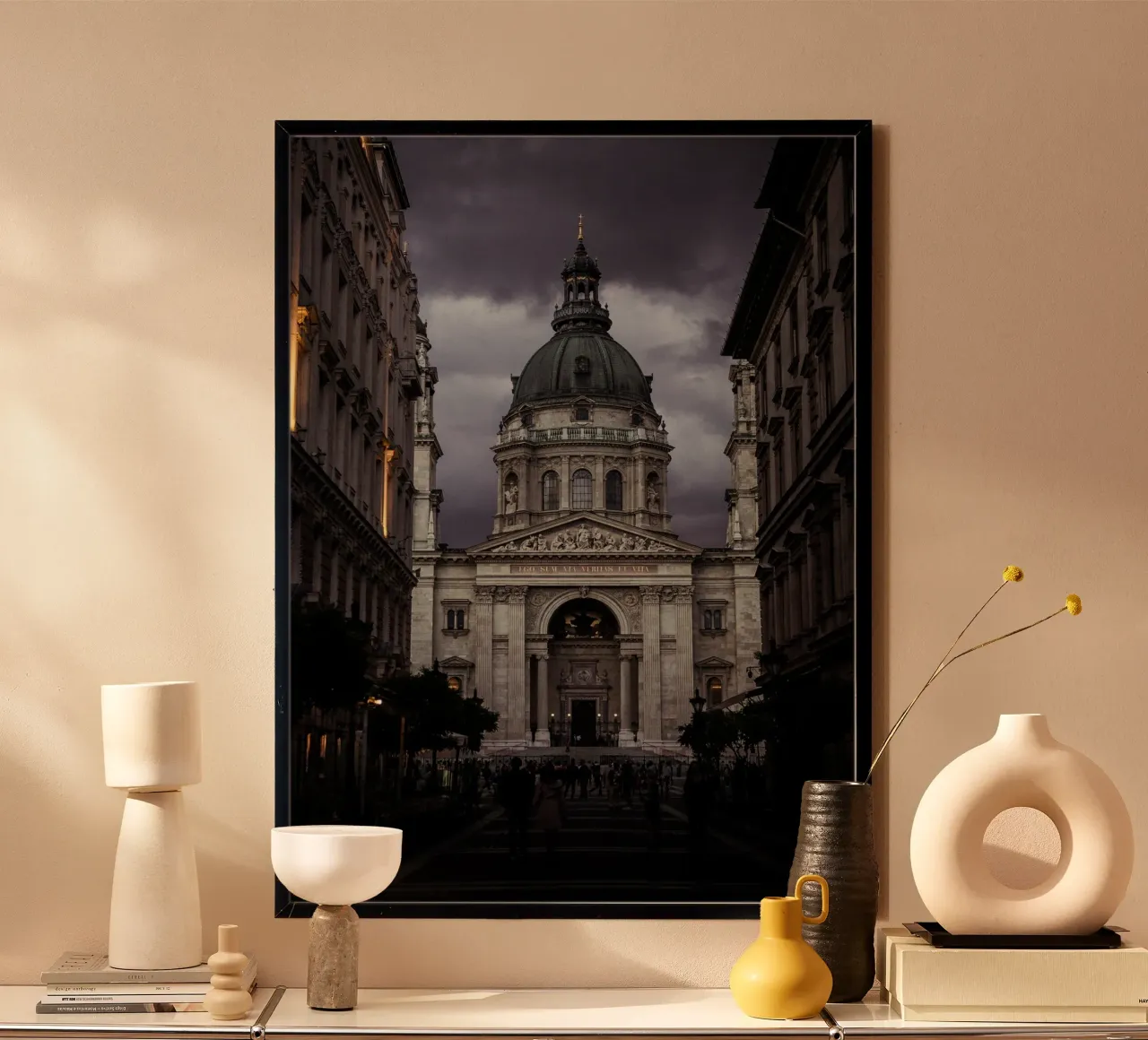 Budapest di notte, Basilica di Santo Stefano, Ungheria poster con telaio in alluminio da Lisa Jureczko Arts Illustration