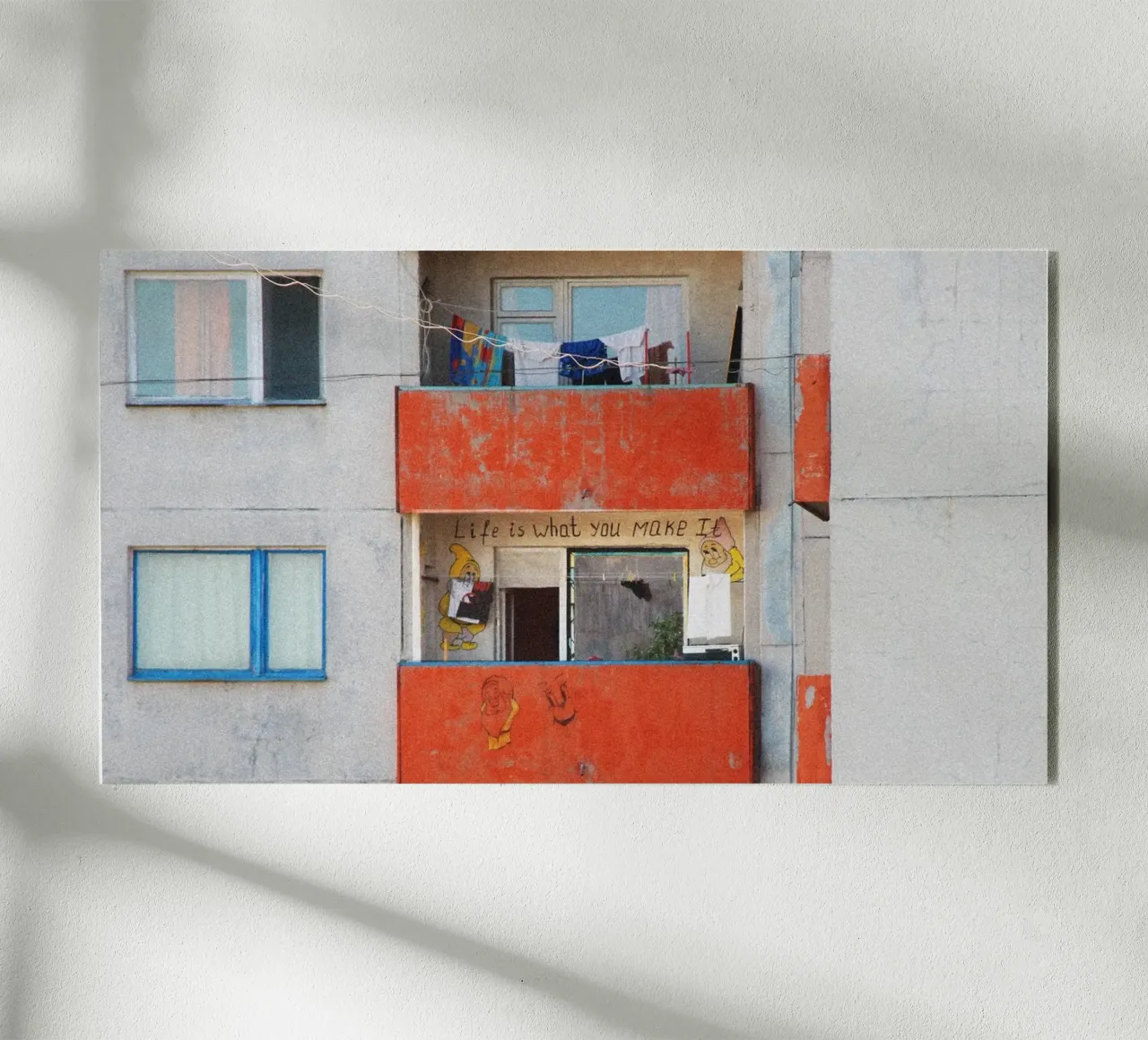 Das Leben ist, was man daraus macht, Brutalismus Architektur Roter Balkon Acryl-Glas von Lisa Jureczko Arts Illustration