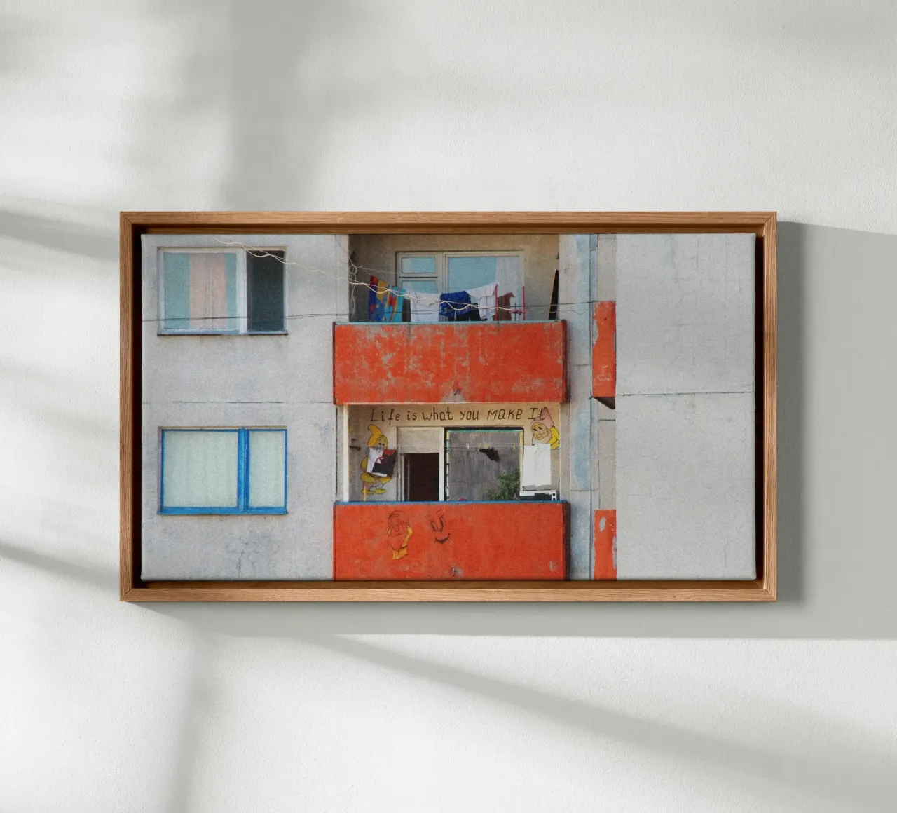 Het leven is wat je ervan maakt, Brutalisme Architectuur Rood Balkon canvas met Baklijst van Lisa Jureczko Arts Illustration