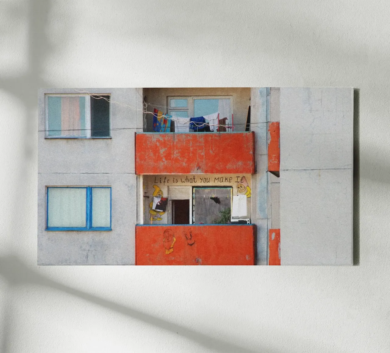 Het leven is wat je ervan maakt, Brutalisme Architectuur Rood Balkon canvas met Baklijst van Lisa Jureczko Arts Illustration