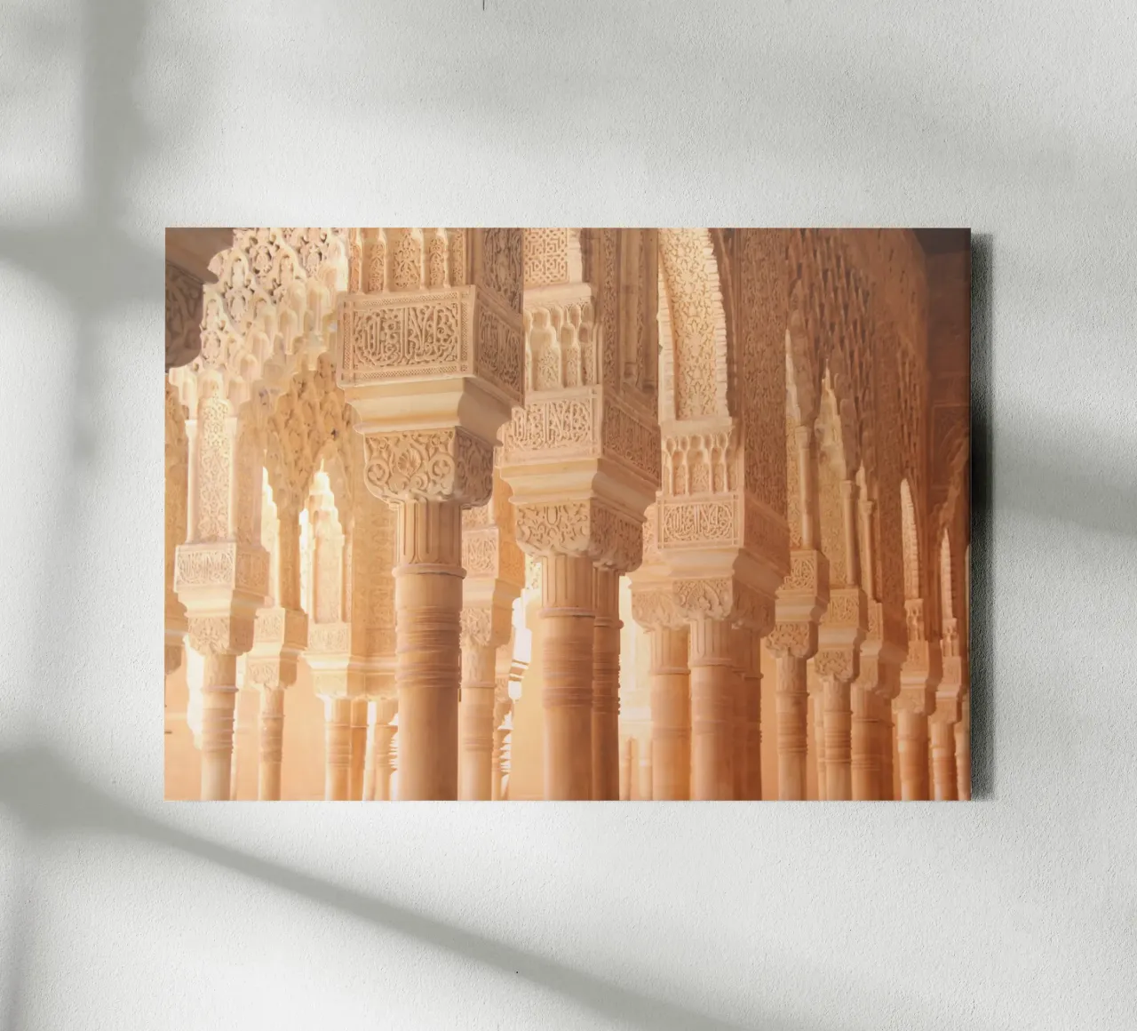 Säulen im sanften Sonnenlicht, Alhambra, Spanien Leinwand mit Schattenfugenrahmen von Lisa Jureczko Arts Illustration