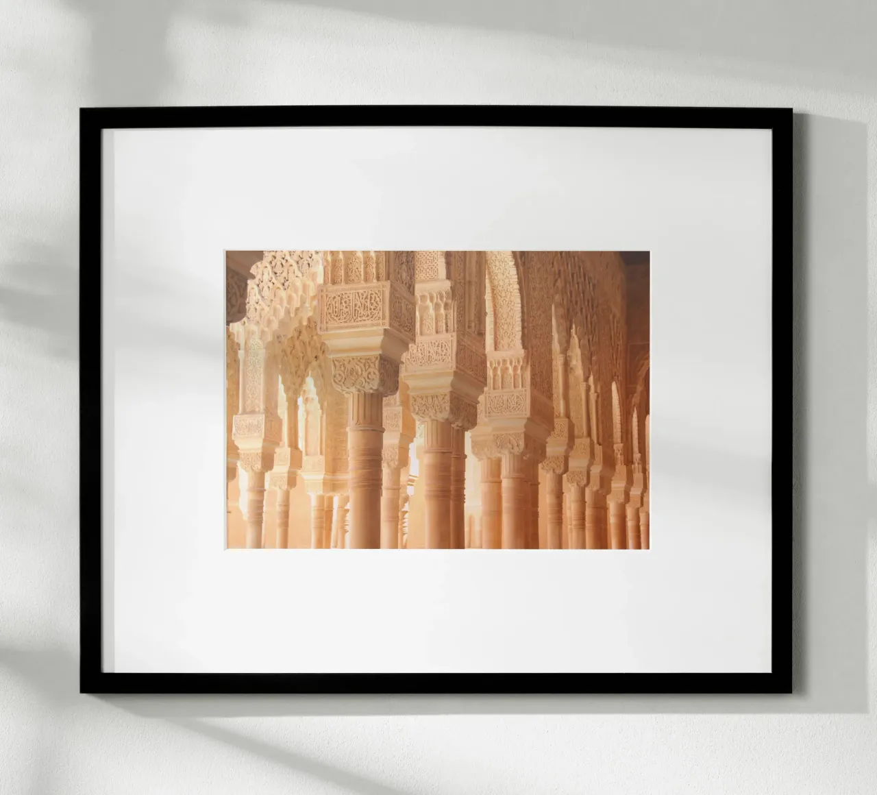 Colonnes sous la douce lumière du soleil, Alhambra, Espagne poster avec cadre en plastique de Lisa Jureczko Arts Illustration