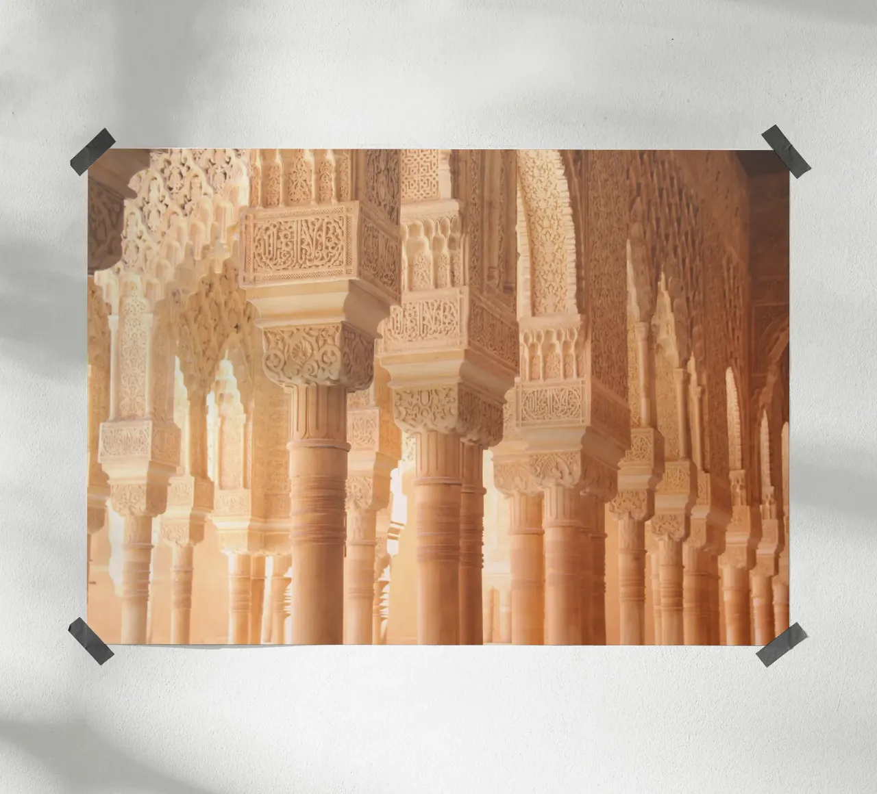 Colonnes sous la douce lumière du soleil, Alhambra, Espagne poster avec cadre en plastique de Lisa Jureczko Arts Illustration
