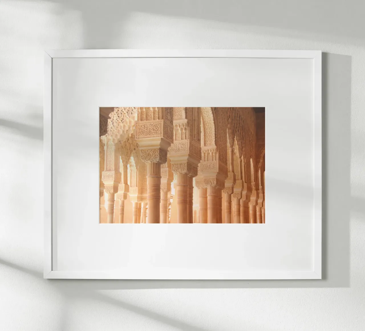 Colonnes sous la douce lumière du soleil, Alhambra, Espagne poster avec cadre en plastique de Lisa Jureczko Arts Illustration