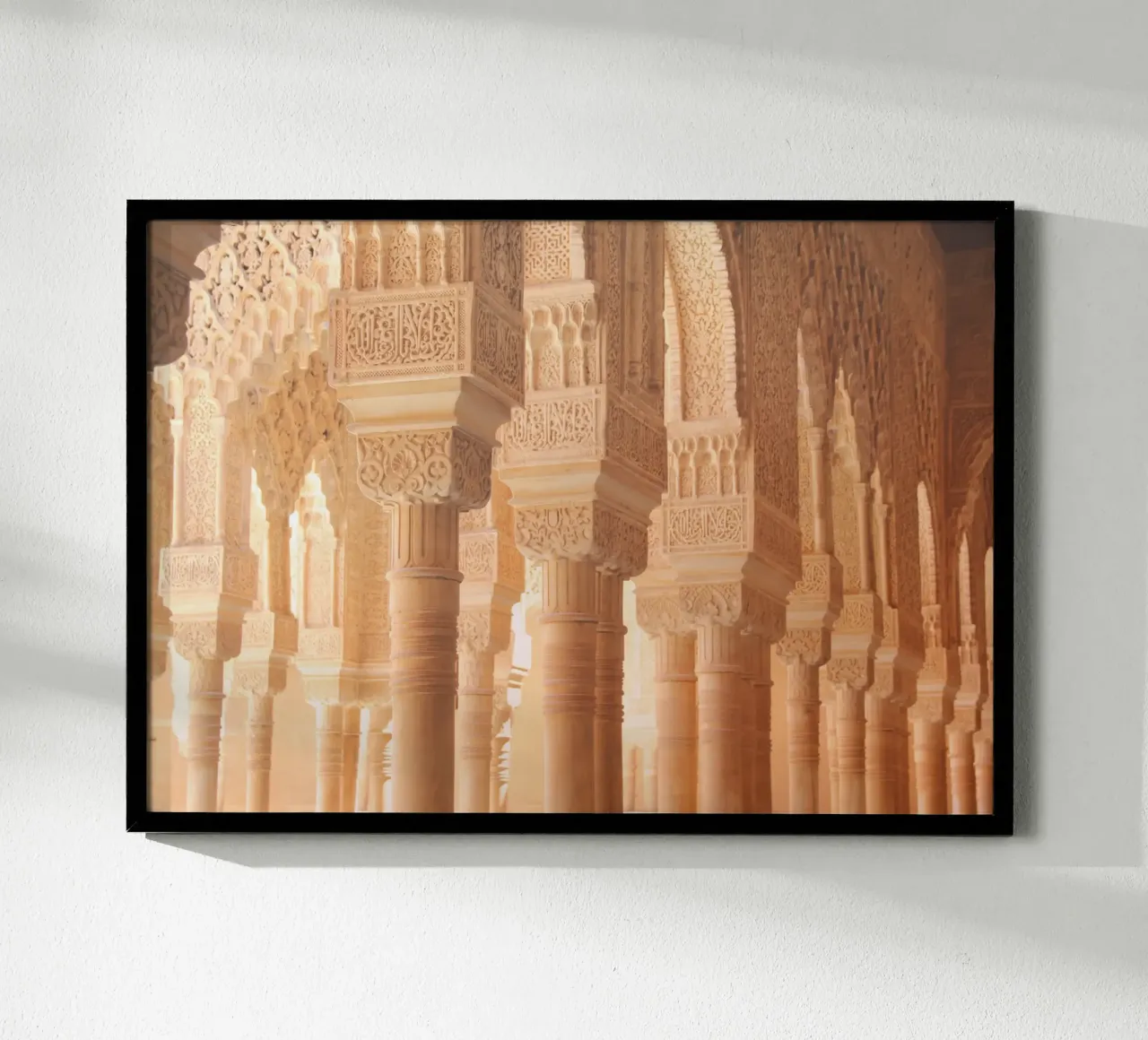 Colonnes sous la douce lumière du soleil, Alhambra, Espagne poster avec cadre en plastique de Lisa Jureczko Arts Illustration