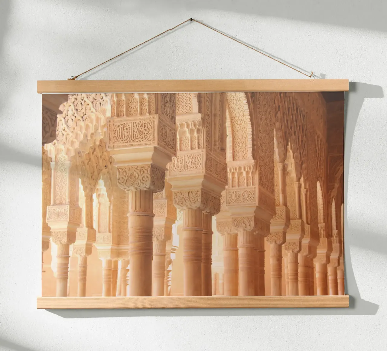 Colonnes sous la douce lumière du soleil, Alhambra, Espagne poster avec cadre en plastique de Lisa Jureczko Arts Illustration