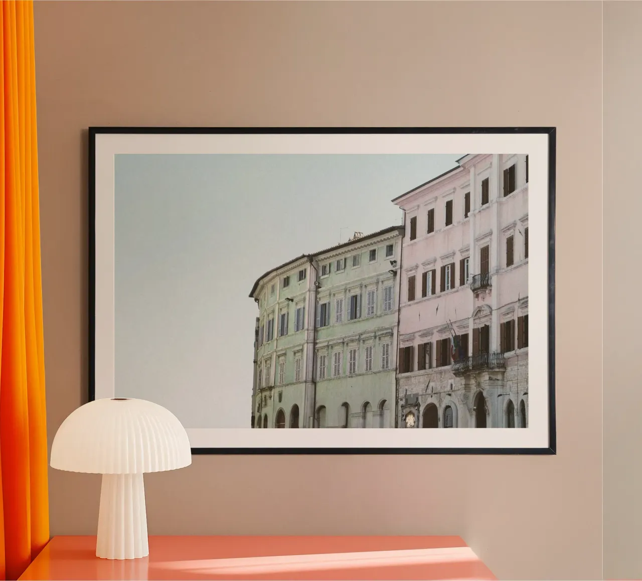 Case colorate in Italia contro un cielo blu pastello poster con telaio in legno da Lisa Jureczko Arts Illustration