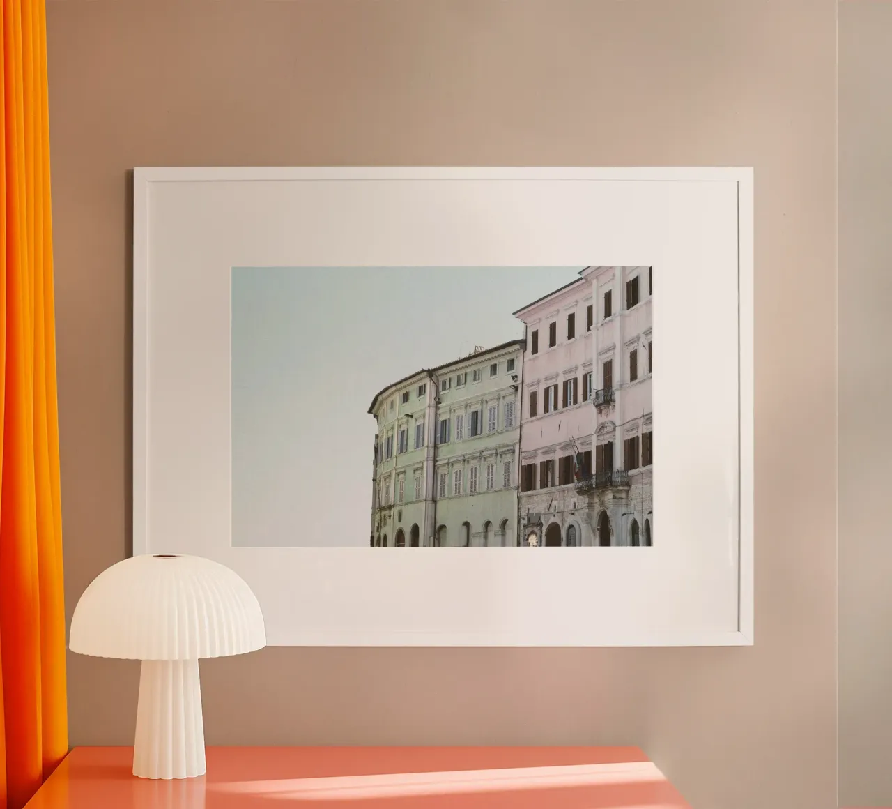 Case colorate in Italia contro un cielo blu pastello poster con telaio in legno da Lisa Jureczko Arts Illustration