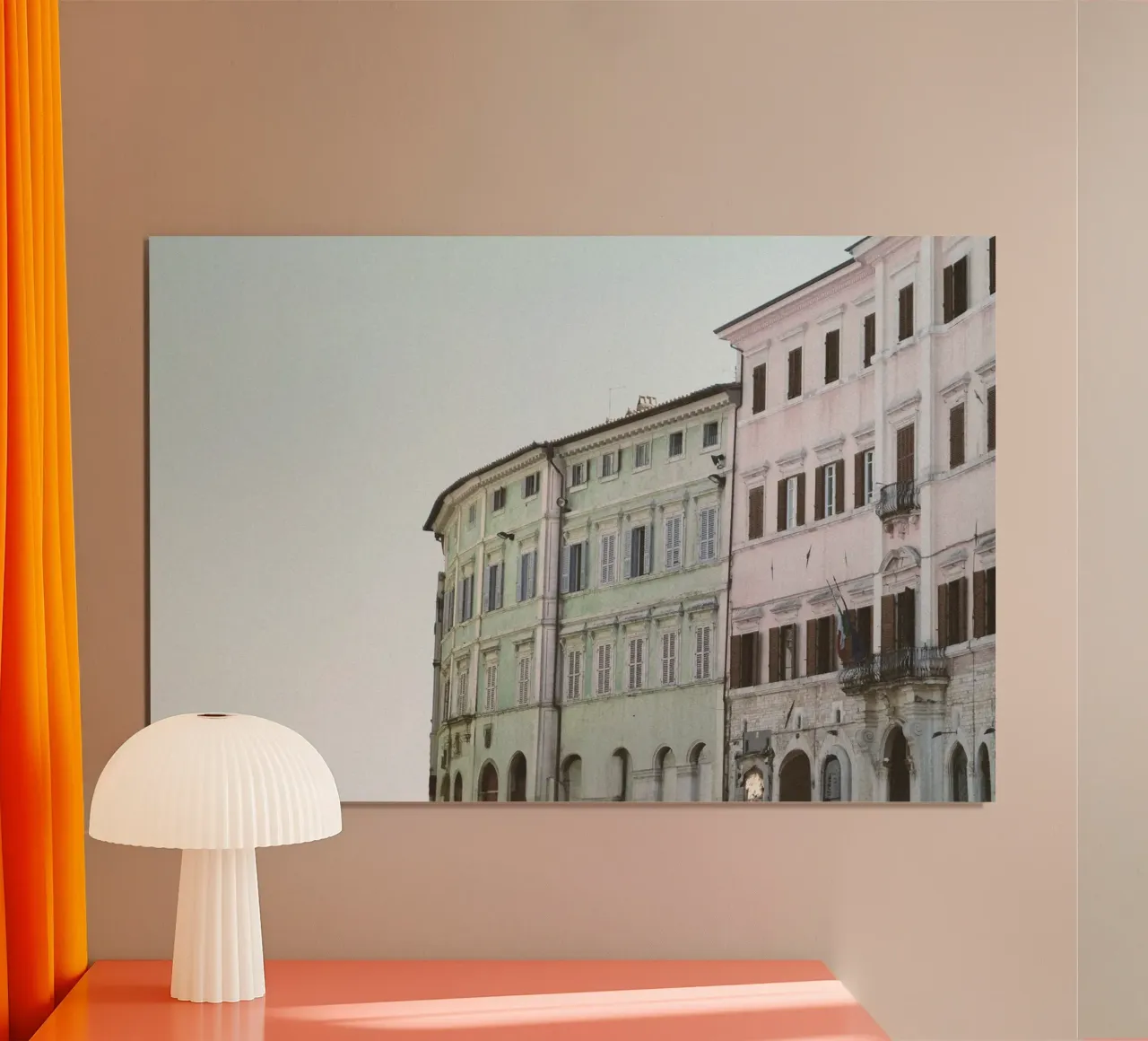 Case colorate in Italia contro un cielo blu pastello poster con telaio in legno da Lisa Jureczko Arts Illustration
