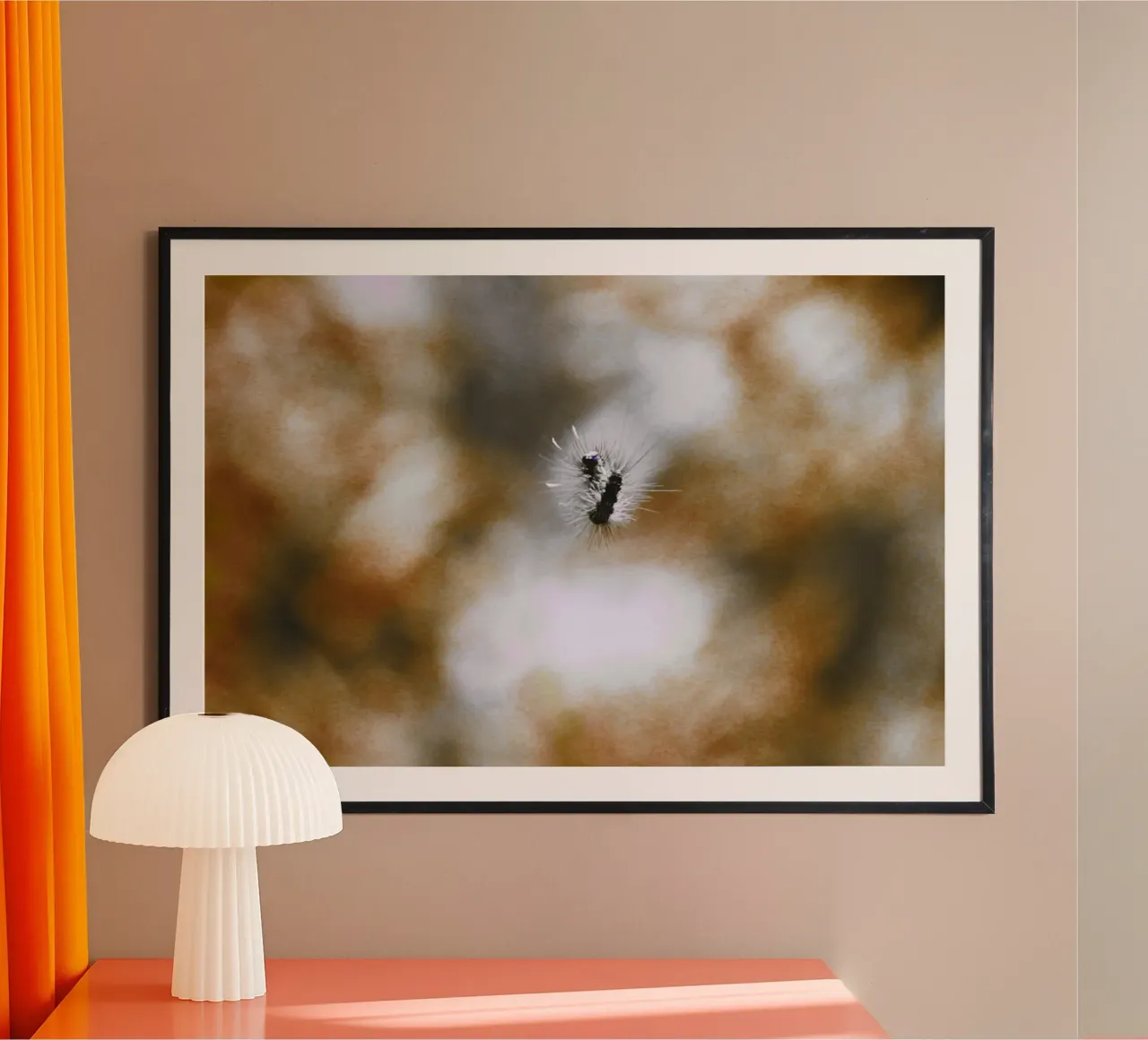 Bruco nero fluttuante su sfondo marrone, analogico poster con telaio in plastica da Lisa Jureczko Arts Illustration