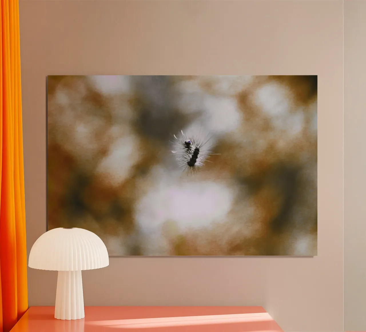 Bruco nero fluttuante su sfondo marrone, analogico poster con telaio in plastica da Lisa Jureczko Arts Illustration
