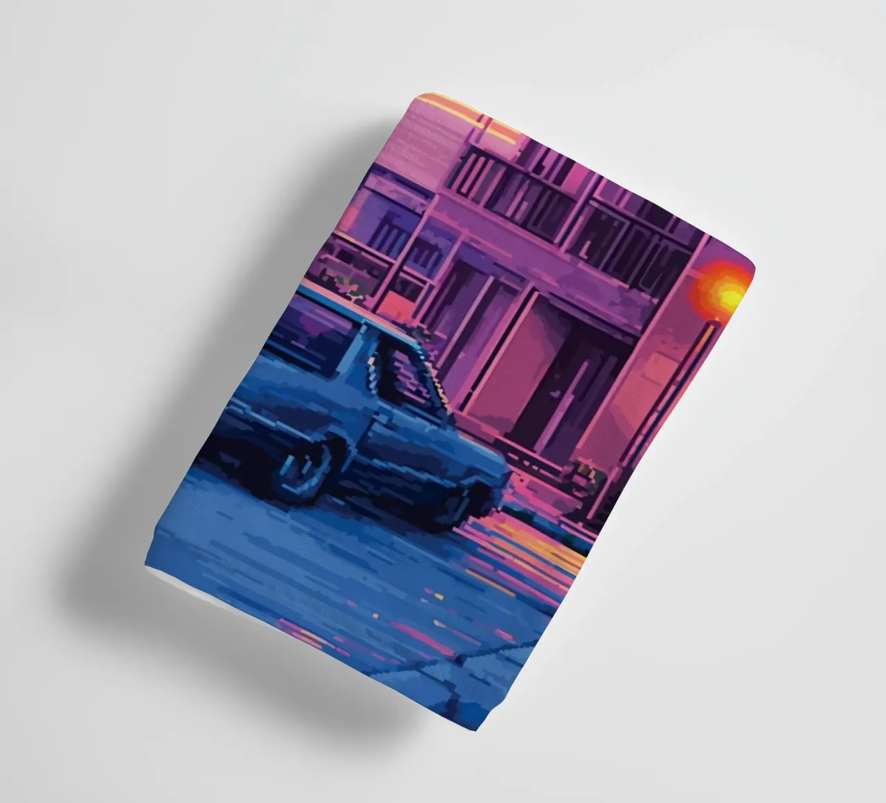 Paesaggio urbano retrò pixelato con tramonto e auto asciugamano da bagno da Dreamyart