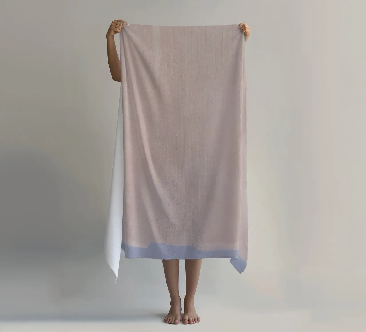 Minimalistisch abstract roze kleurveld 01 strandhanddoek van amini54