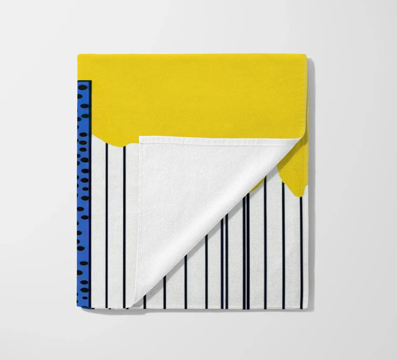 Abstracte compositie met stippen strandhanddoek van Geometric