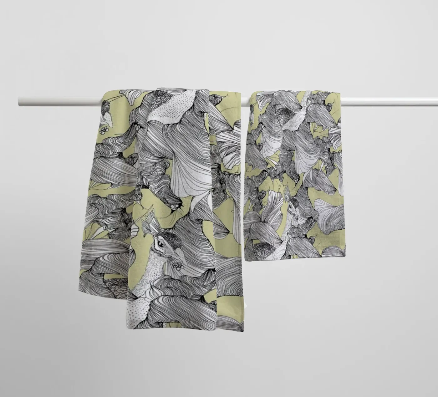 Pavone towel by Giulio Iurissevich