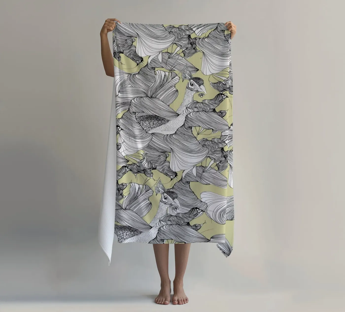 Pavone beach towel by Giulio Iurissevich