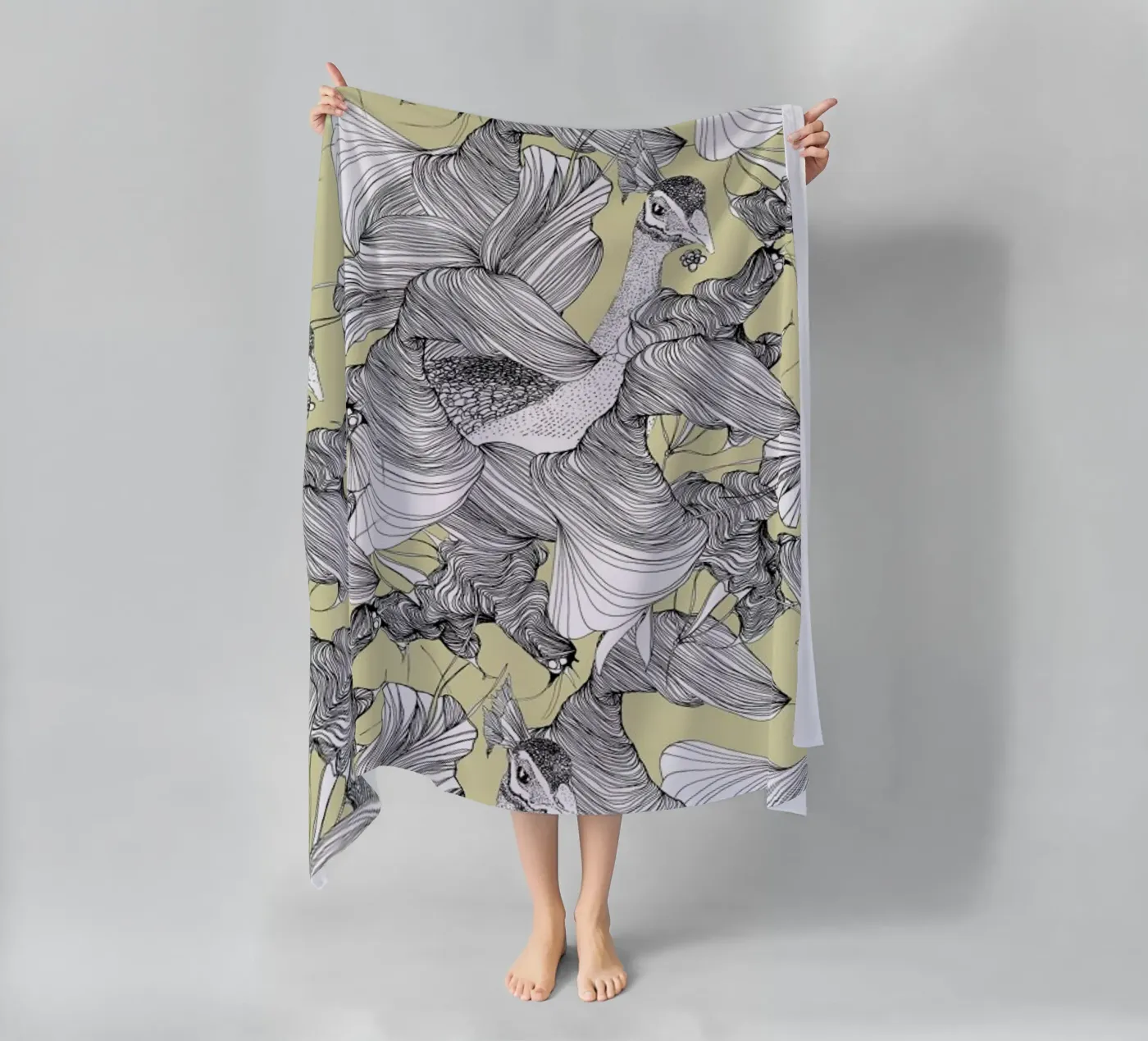 Pavone beach towel by Giulio Iurissevich