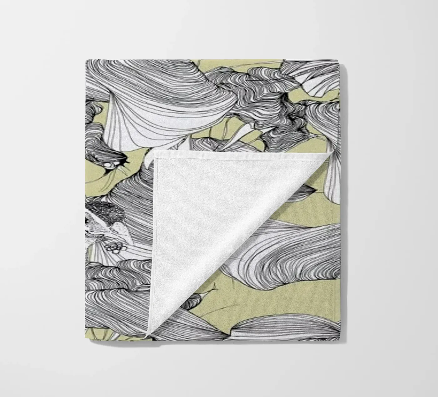 Pavone beach towel by Giulio Iurissevich