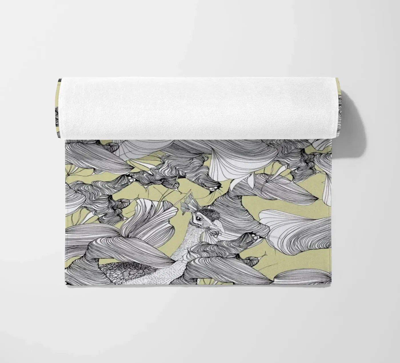 Pavone beach towel by Giulio Iurissevich