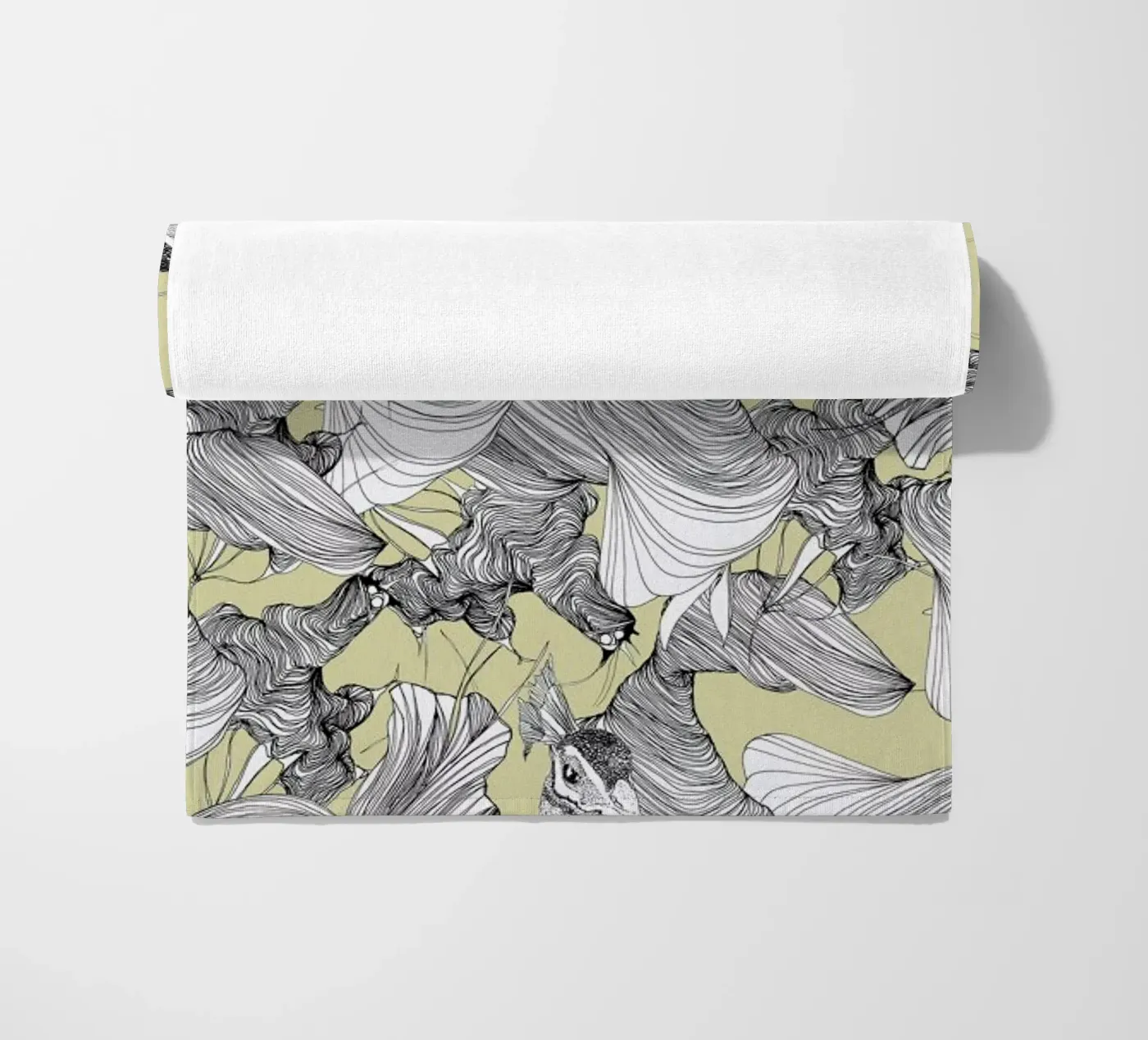 Pavone beach towel by Giulio Iurissevich