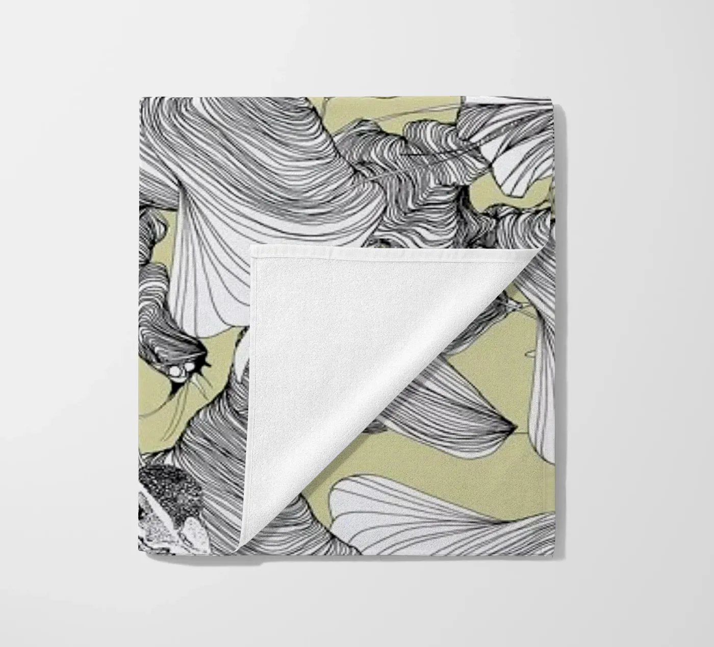 Pavone beach towel by Giulio Iurissevich