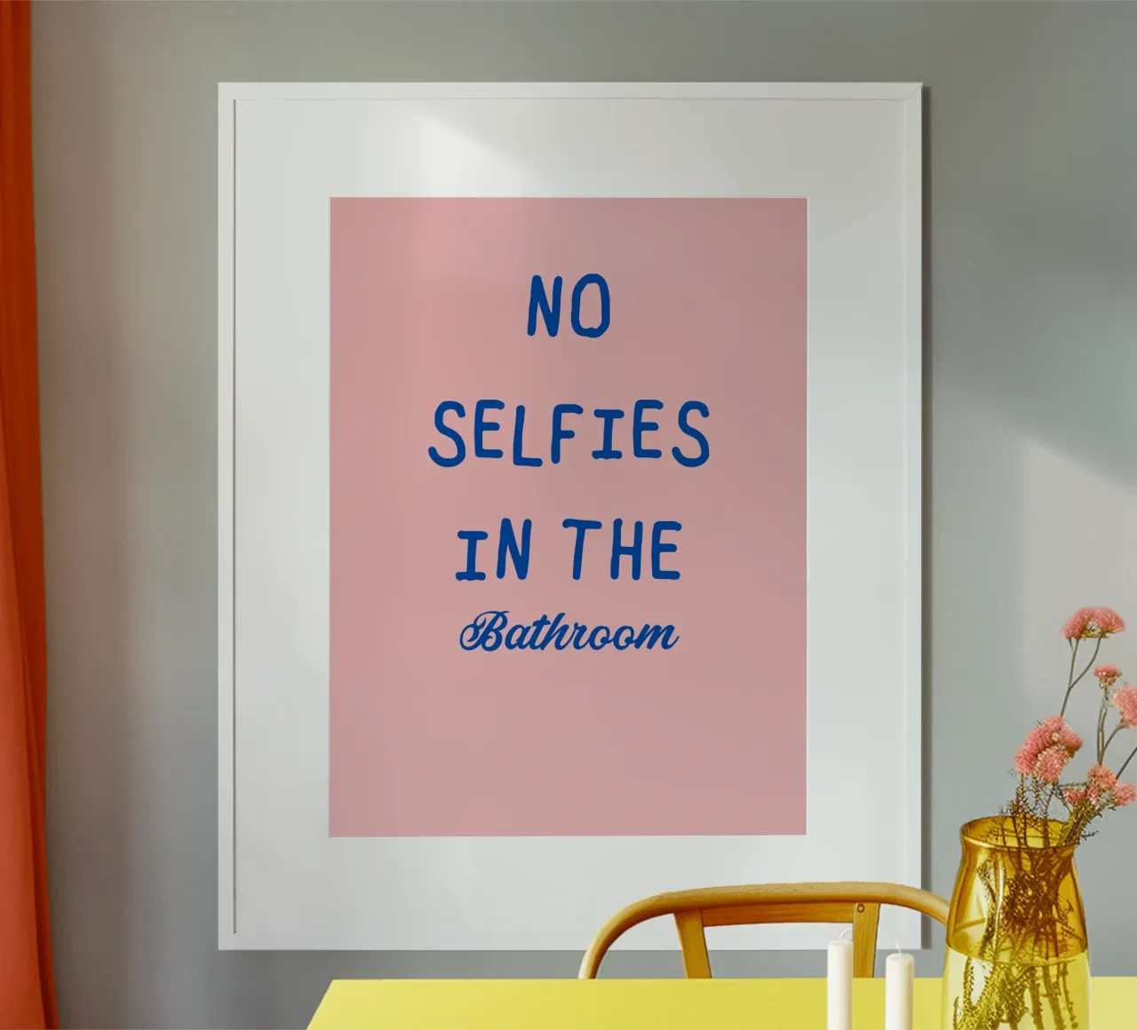 NO SELFIES IN THE Bathroom poster con telaio in legno da ramosashop