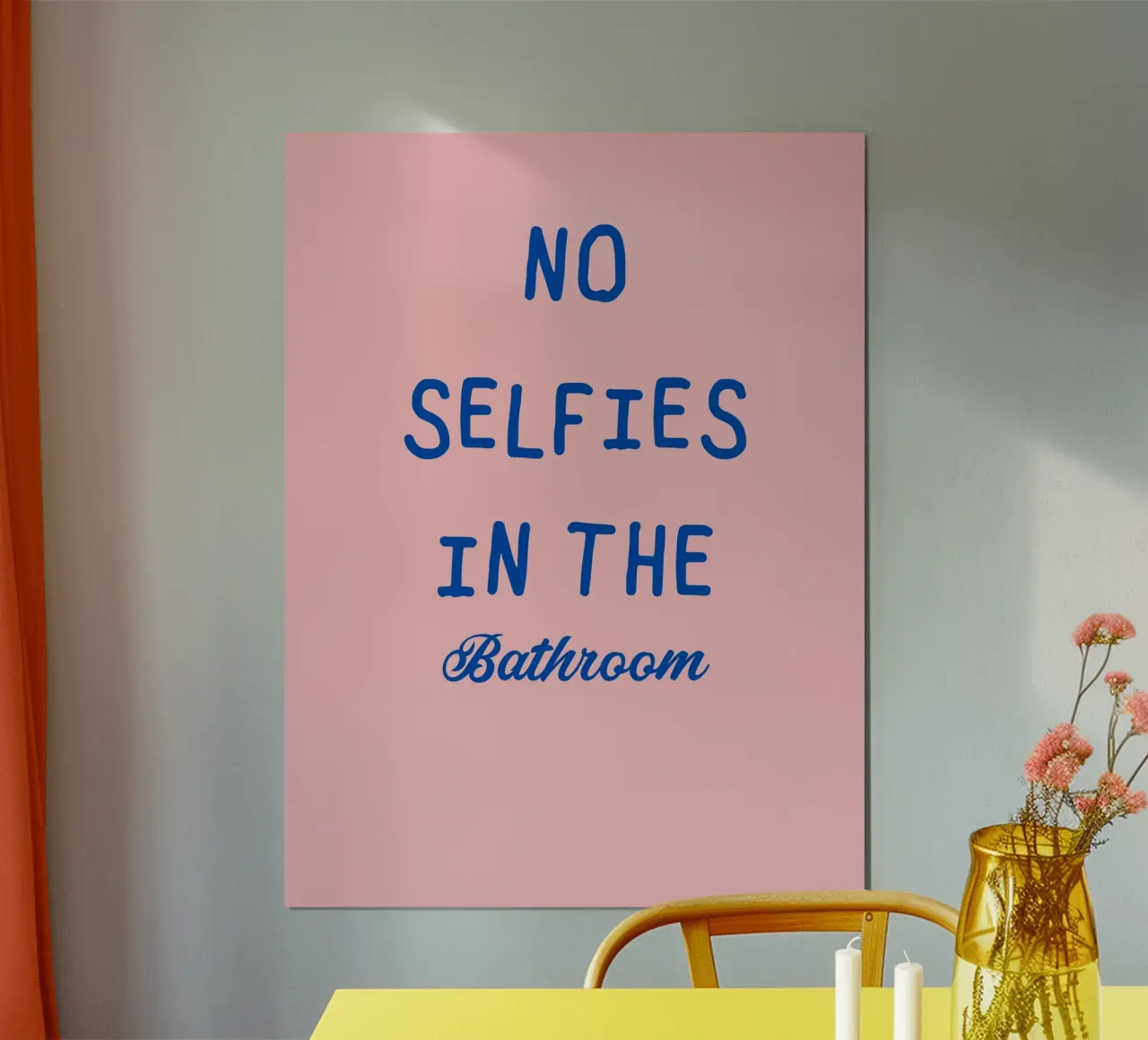 NO SELFIES IN THE Bathroom poster con telaio in legno da ramosashop