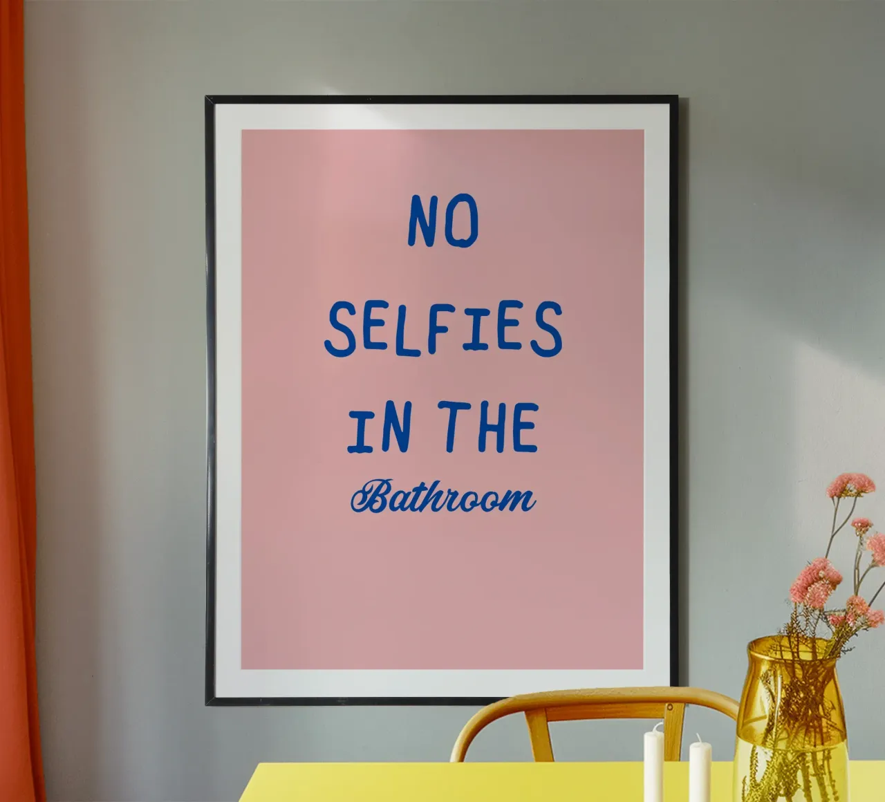 NO SELFIES IN THE Bathroom poster con telaio in legno da ramosashop