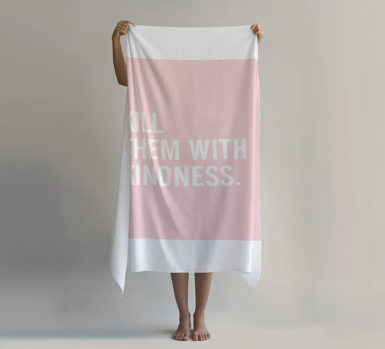 Uccideteli con gentilezza - Rosa Typografie-Design telo mare da Whole©