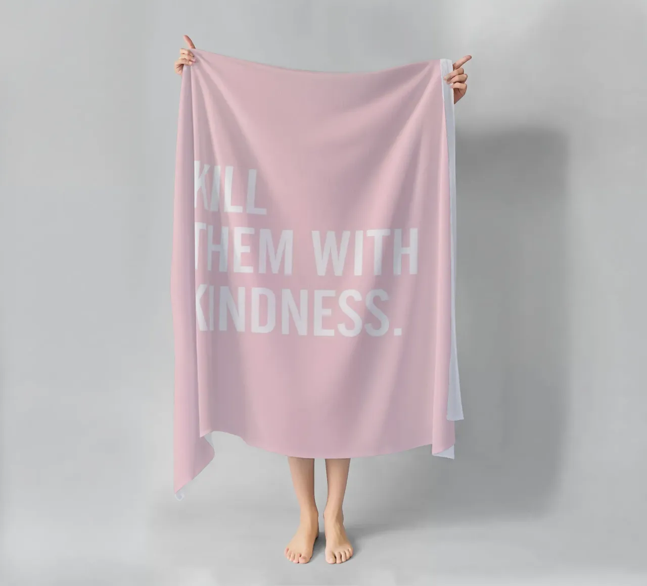 Uccideteli con gentilezza - Rosa Typografie-Design telo mare da Whole©