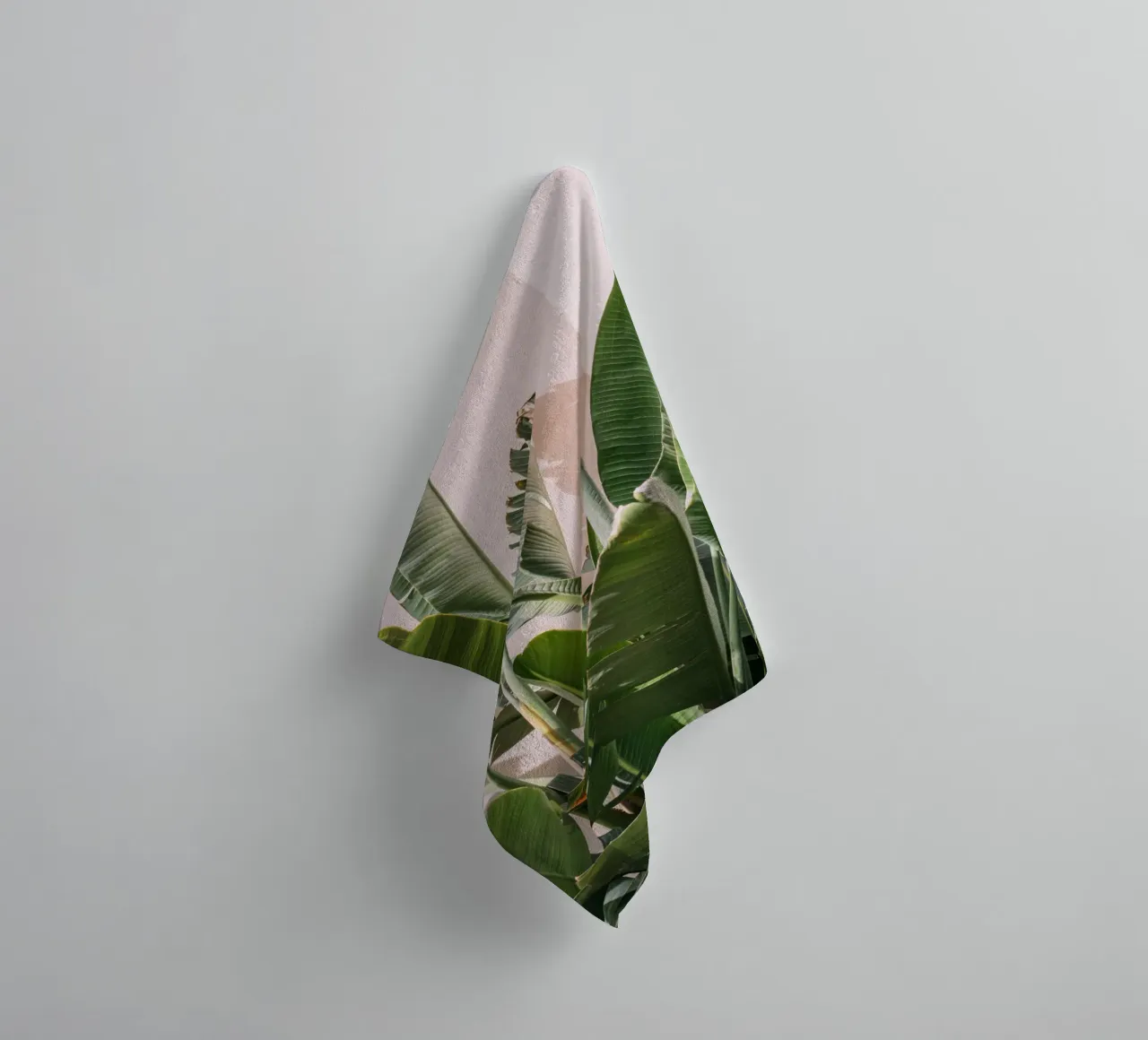 Palm Leaves Against Pink asciugamano da bagno da patiphotography